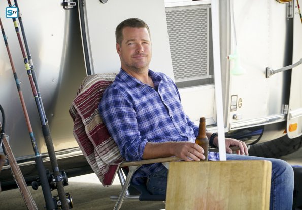 Callen (Chris O'Donnell) assis devant la caravane de Sam sur la plage