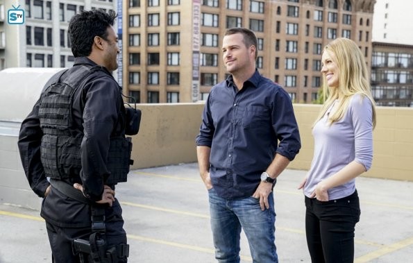 Callen et Anna retrouvent l'agent Tom Rhee (Steven Allerick) sur le parking d'un immeuble