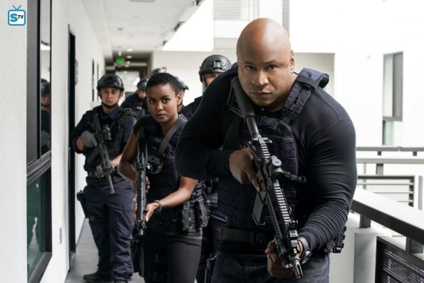 les agents Hanna et Hidoko suivit d'agents du NCIS vont entrer dans un bâtiment