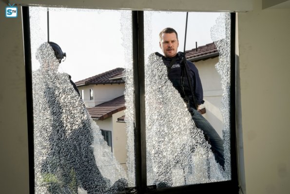Callen et un agent du NCIS devant une vitre brisée