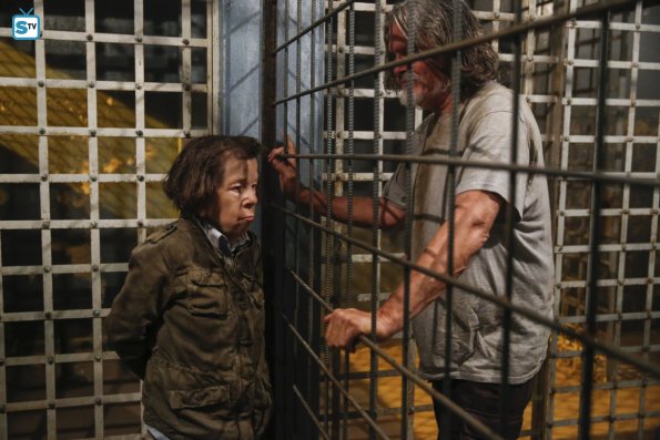 Hetty (Linda Hunt) et Harris Keane (Jeff Kober) prisonniers au Vietnam