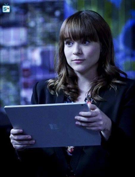 Nell (Renée Félice Smith) gère l'écran principal avec sa tablette 