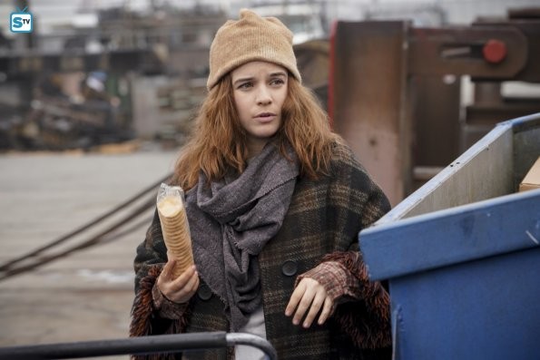 Nell (Renée Felice Smith) en suveillance devant une poubelle 