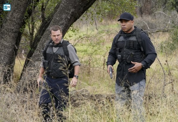 les agents Sam Hanna et Callen toujours aux aguets dans la forêt 