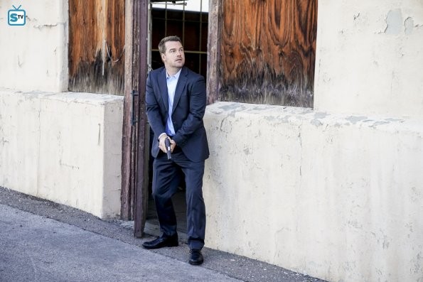 Callen (Chris O'Donnell) devant la porte d'un bâtiment