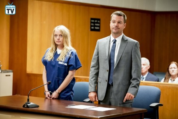 Callen, habillé en avocat, et Tiffany au tribunal