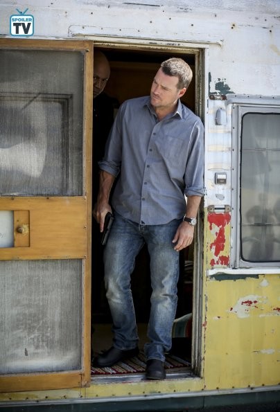 Callen (Chris O'Donnell) sort de la caravane avec son arme à la main