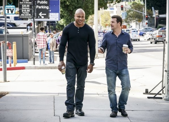 Sam et Callen marchent dans la rue avec un café à la main