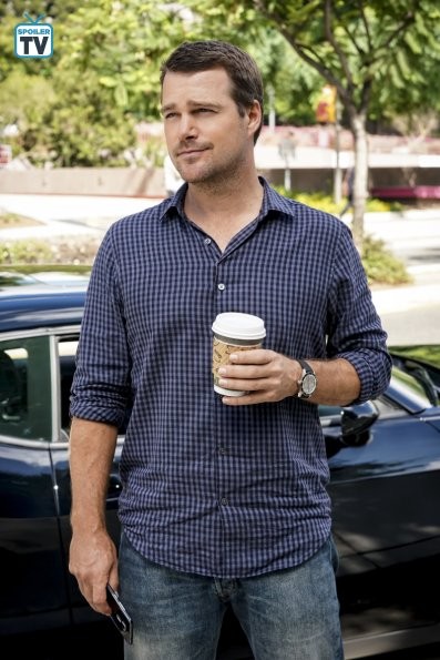 G Callen (Chris O'Donnell) attend son collègue avec un café