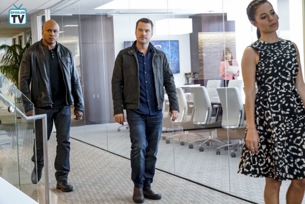 Les agents Callen et Hanna suivent Clare (Tina Masafret) dans le couloir de l'entreprise