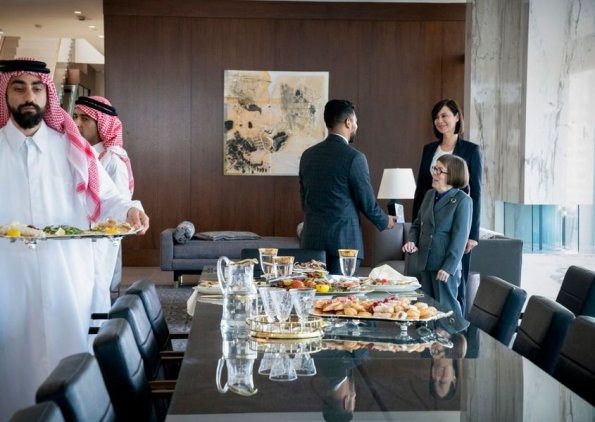 Député Crown Prince Kamal d'Arabie Saoudite avec Hetty et Mac dans une salle de réception