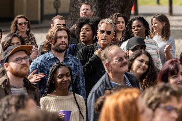Dwayne Pride (Scott Bakula) dans la foule