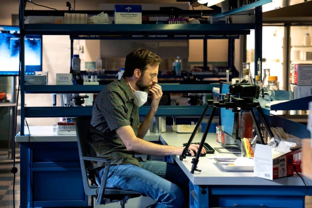 Sebastian Lund (Rob Kerkovich) dans son labo