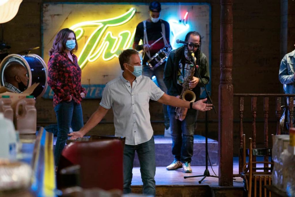 Dwayne Pride (Scott Bakula) au bar devant les musiciens