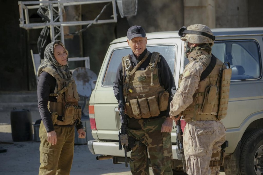 Jack Sloane (Maria Bello) et Leroy Jethro Gibbs (Mark Harmon) parlent avec un militaire