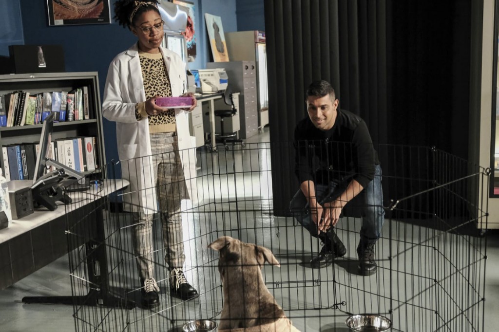 Kasie Hines (Diona Reasonover) et Nick Torres (Wilmer Valderrama) devant le chien