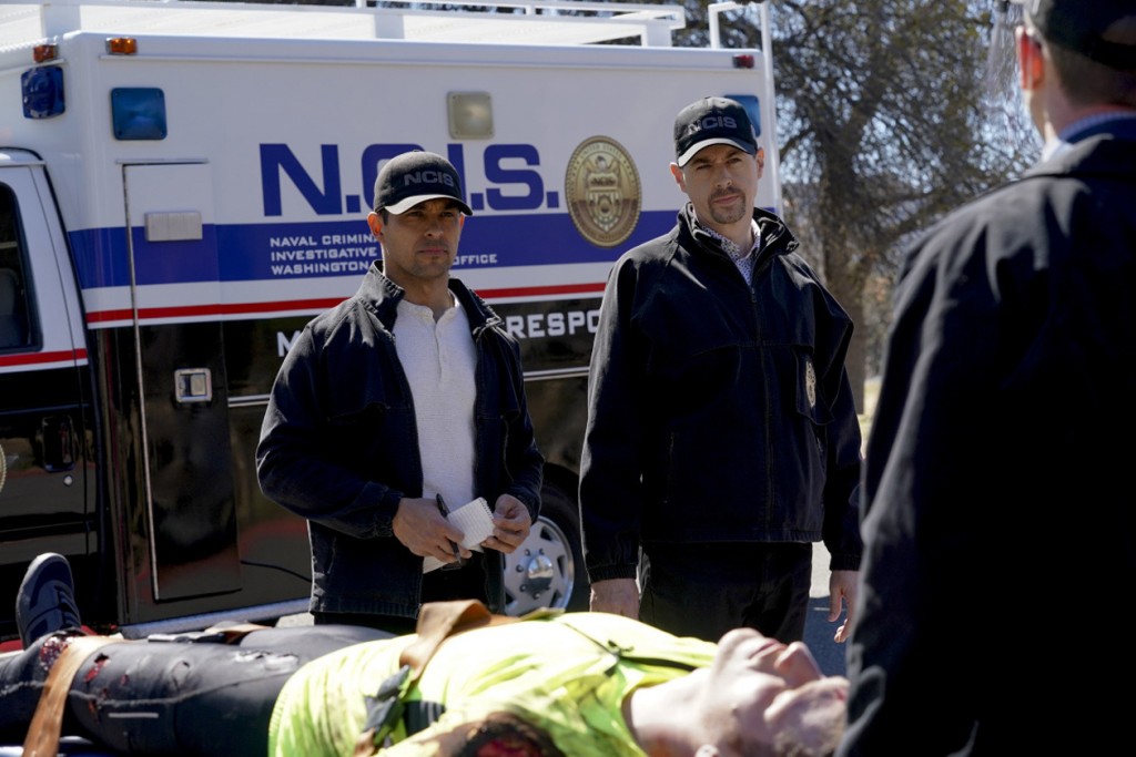 Nick Torres (Wilmer Valderrama) et Timothy McGee (Sean Murray) devant le corps