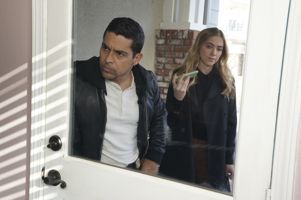 Nick Torres (Wilmer Valderrama) et Ellie Bishop (Emily Wickersham) devant une porte au téléphone