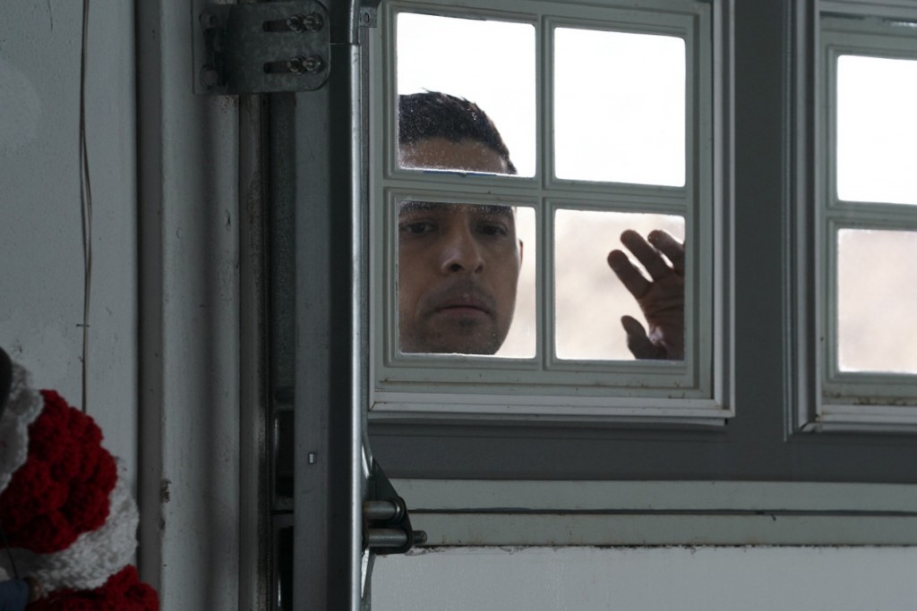 Nick Torres (Wilmer Valderrama) regarde par la fenêtre