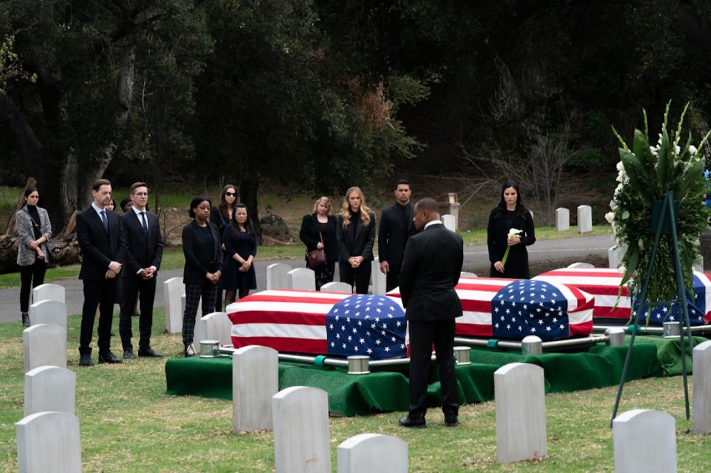 Les agents du NCIS aux funérailles de la REACT Team