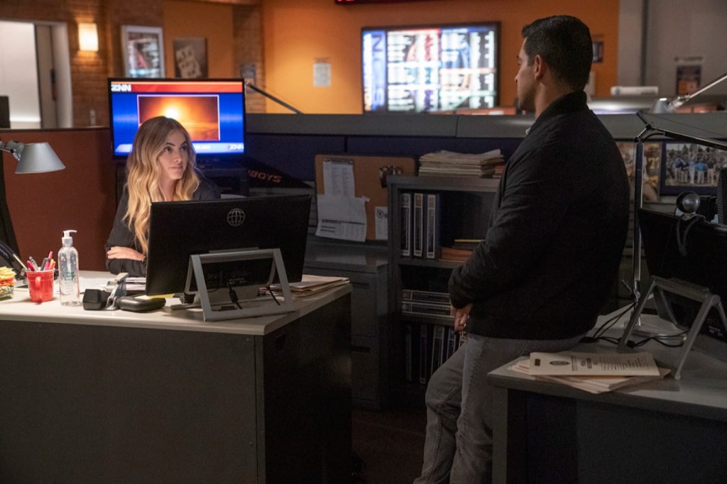 Ellie Bishop (Emily Wickersham) et Nick Torres (Wilmer Valderrama) au bureau
