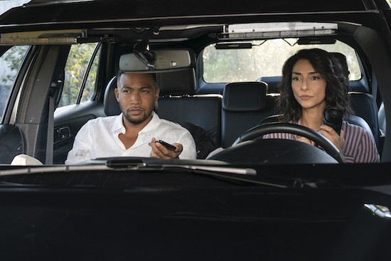 Quentin Carter (Charles Michael Davis) et Hanna Khoury (Necar Zadegan) dans la voiture
