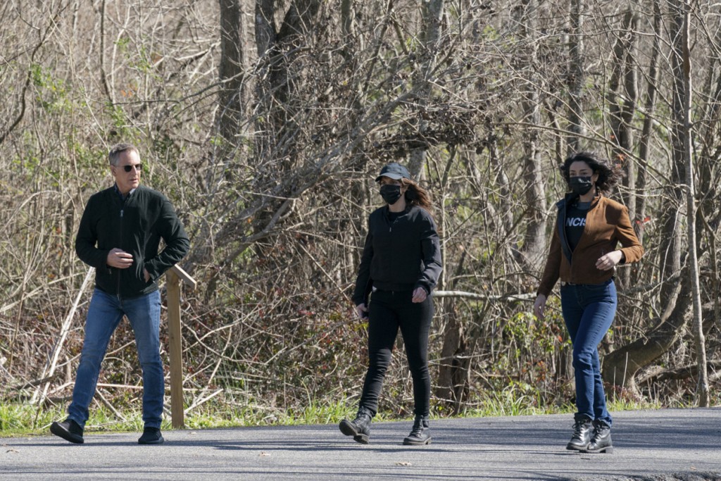 Dwayne Pride (Scott Bakula) marchent avec Tammy Gregorio (Vanessa Ferlito) et Hannah Khoury (Necar Zadegan)