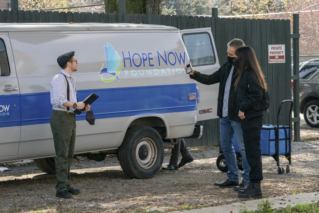 Dwayne Pride (Scott Bakula) et Tammy Gregorio (Vanessa Ferlito) parlent à un homme