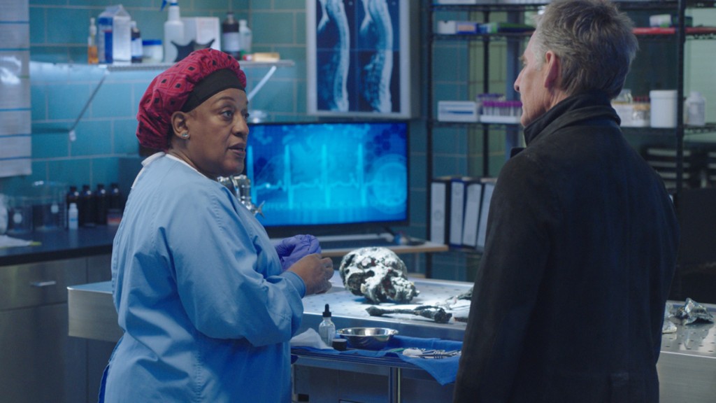 Loretta Wade (CCH Pounder) et Dwayne Pride (Scott Bakula) parlent à la morgue