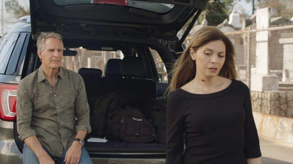 Dwayne Pride (Scott Bakula) et Sasha Broussard (Callie Thorne) à l'arrière de la voiture