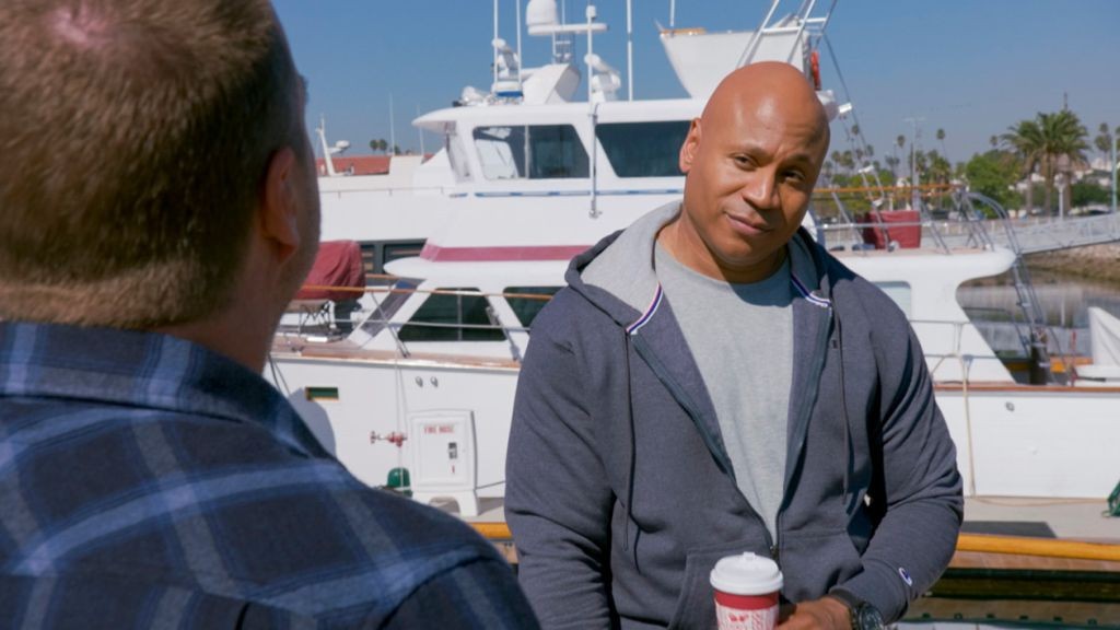 Callen et Sam boivent un café sur le pont du bateau