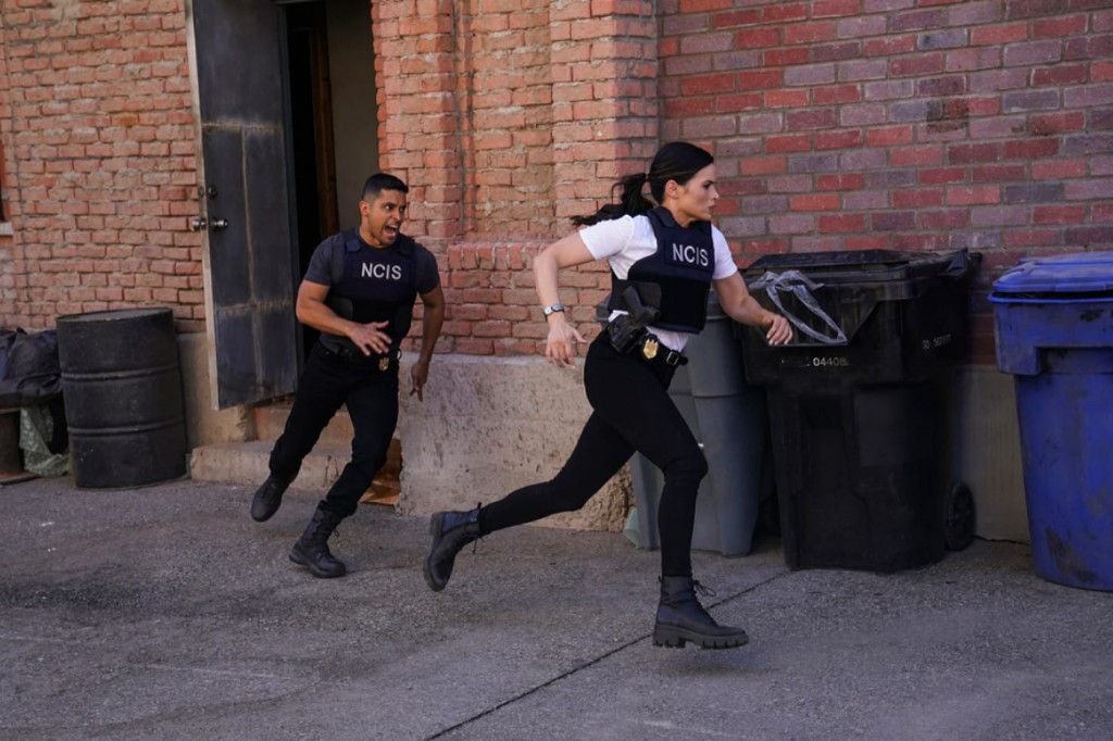 Nick Torres (Wilmer Valderrama) et Jessica Knight (Katrina Law) courent après un homme