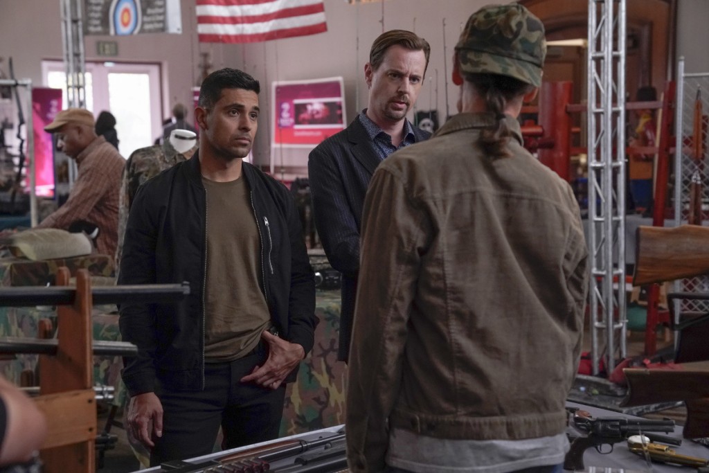 Nick Torres (Wilmer Valderrama) et Timothy McGee (Sean Murray) parlent à un vendeur