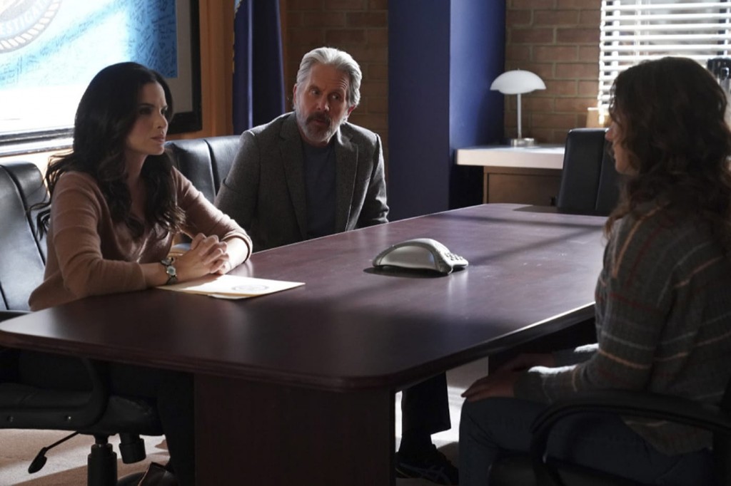 Jessica Knight (Katrina Law) et Alden Park (Gary Cole) interrogent une femme