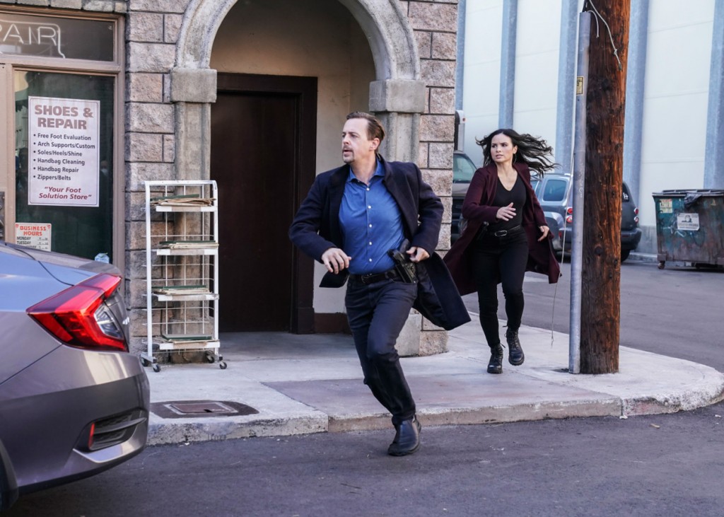 Timothy McGee (Sean Murray) et Jessica Knight (Katrina Law) courent