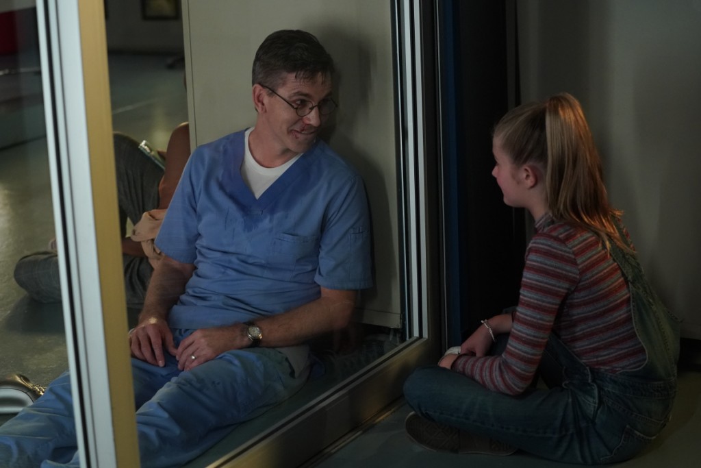 Jimmy Palmer (Brian Dietzen) parle avec sa fille Victoria Palmer (Elle Graper)