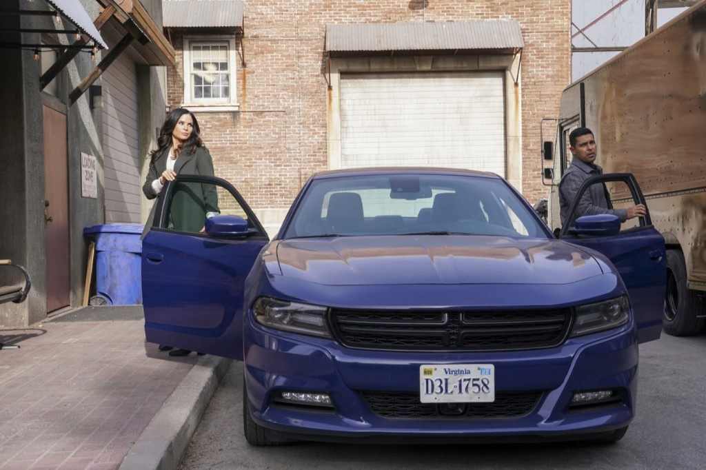 Jessica Knight (Katrina Law) et Nick Torres (Wilmer Valderrama) sortent de la voiture