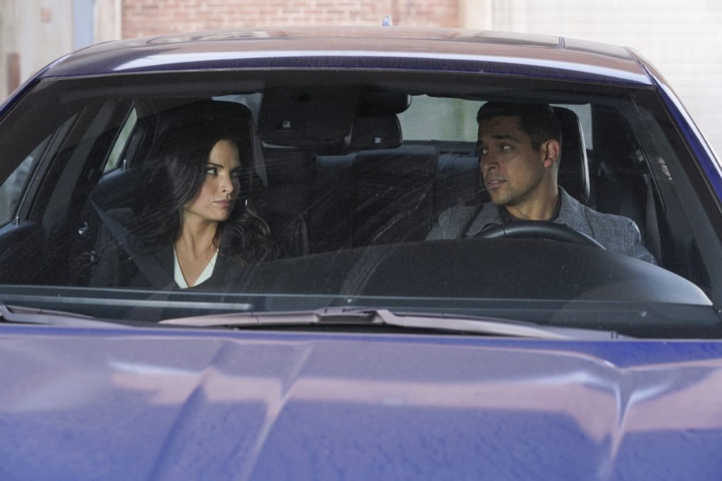 Jessica Knight (Katrina Law) et Nick Torres (Wilmer Valderrama) dans la voiture