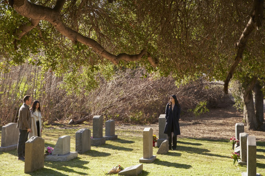 Jessica Knight (Katrina Law) au cimetière