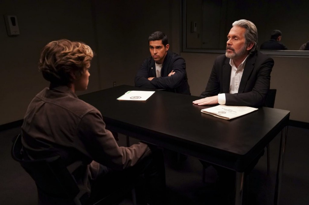 Nick Torres (Wilmer Valderrama) et Alden Parker (Gary Cole) en salle d'interrogatoire