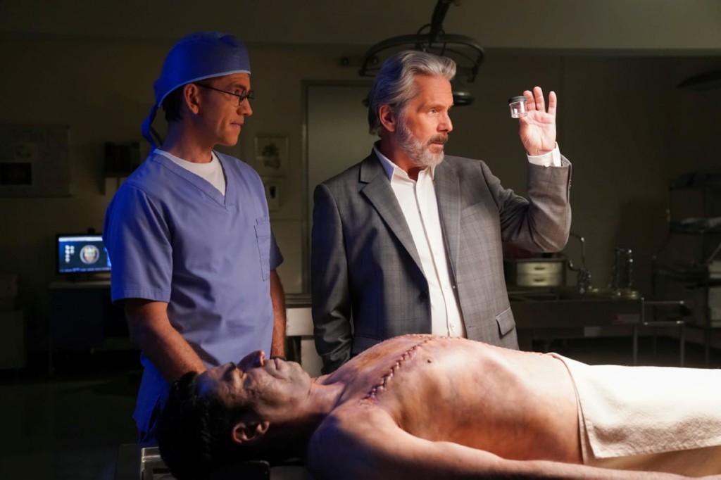 Jimmy Palmer (Brian Dietzen) et Alden Parker (Gary Cole) en autopsie