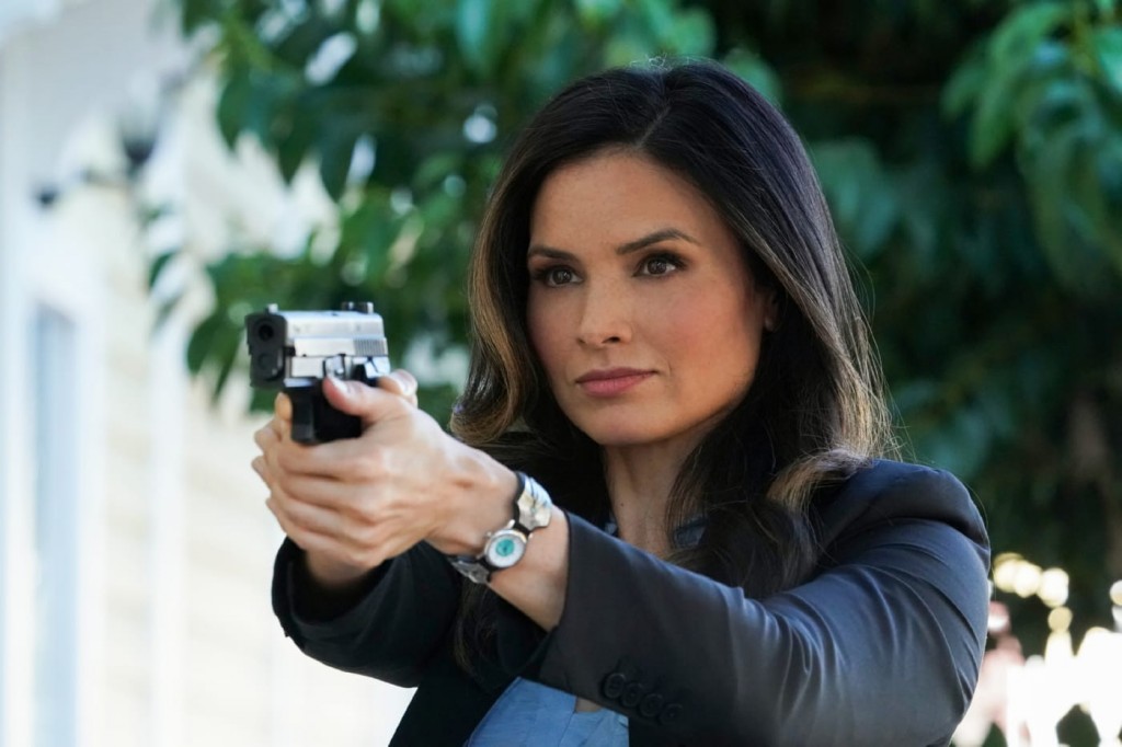 Jessica Knight (Katrina Law) arme à la main