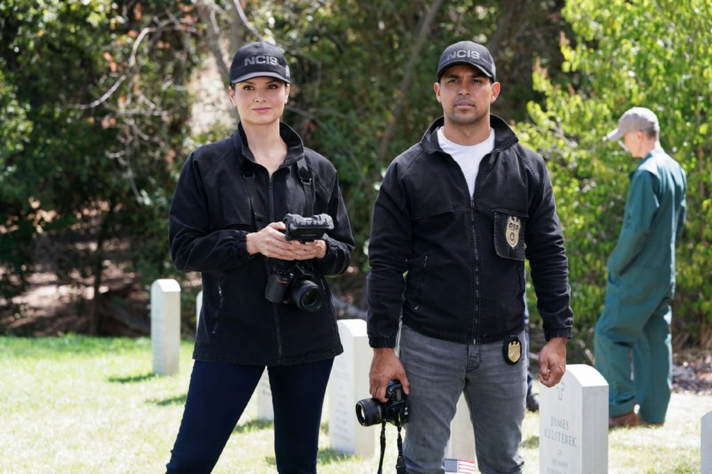 Jessica Knight (Katrina Law) et Nick Torres (Wilmer Valderrama) au cimetière