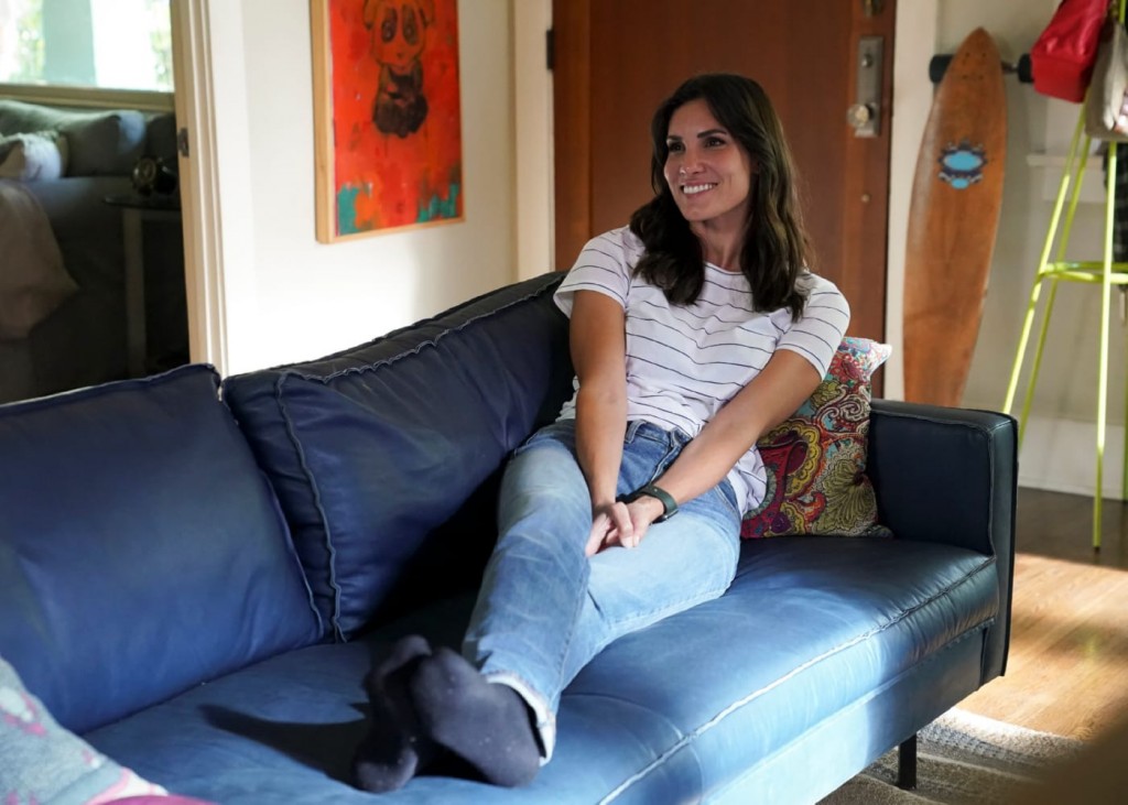 Kensi sur un canapé (Daniela Ruah)
