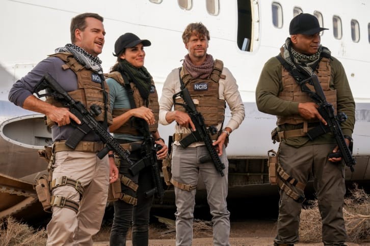 les agents Callen, Blye, Deeks et Hanna en tenue armés