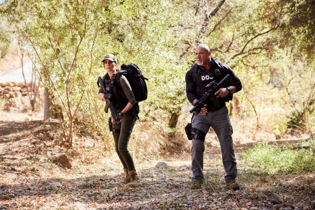 Les agents Blye du NCIS et Hamilton du DOJ aux aguets en forêt