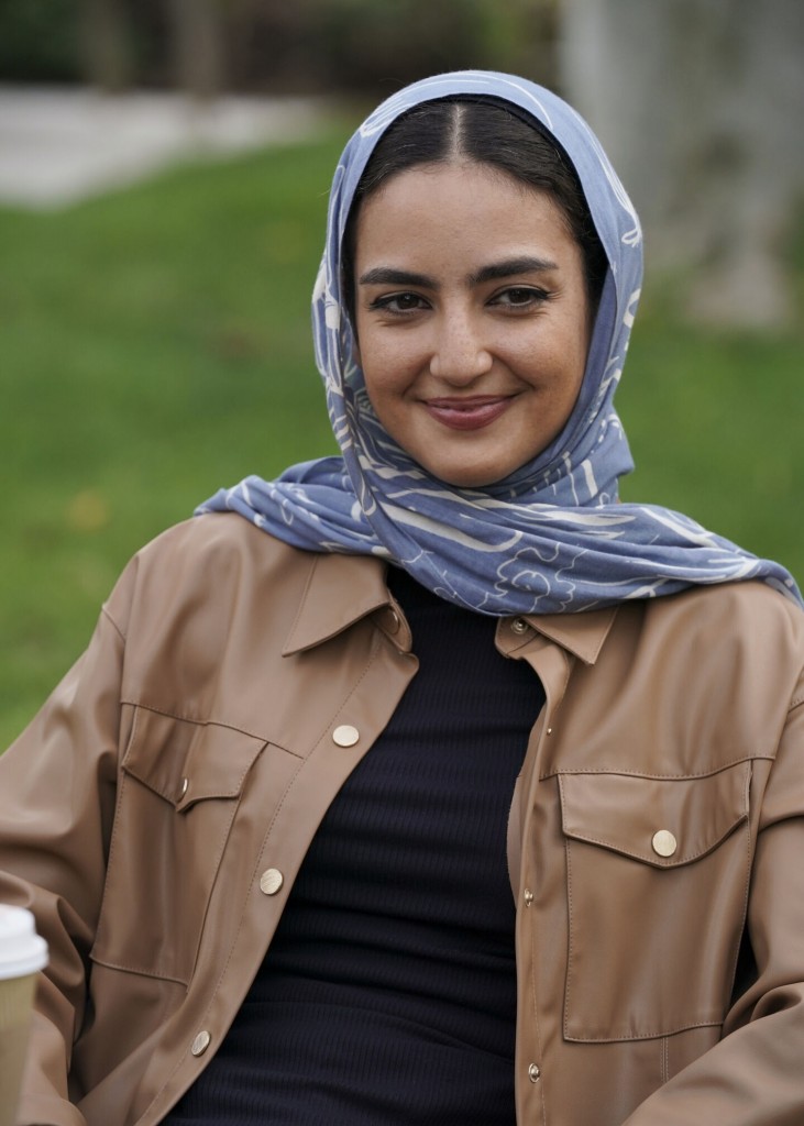 L'agent Fatima Namazi jouée par Médalion Rahimi