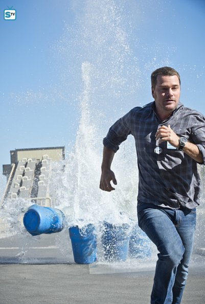 Callen (Chris O'Donnell) tente d'éviter les tonneaux rempli d'eau qui volent en éclats