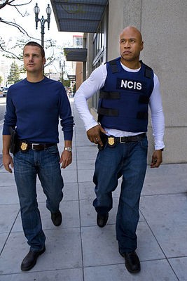l'agent Callen joué par Chris O'Donnell et l'agent Hanna dans la rue 
