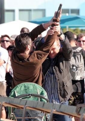 Callen (Chris O'Donnell) empêche un homme de tirer dans la foule